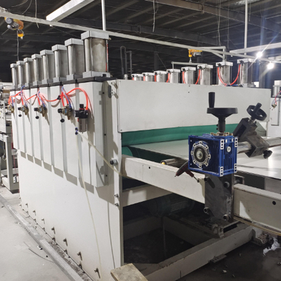 comprare Linea di produzione per estrusione di lastre in cristallo di carbonio Shenzhen HYPET, produttore di macchine per la produzione di pannelli in PVC espanso a tre strati online manufacture