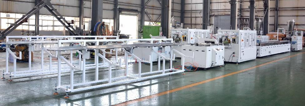 WPC profilato in legno di plastica 240mm PVC a parete schiumato pannello di decrocazione macchina di estrusione 55/120 PVC doppio avvitatore estrusore