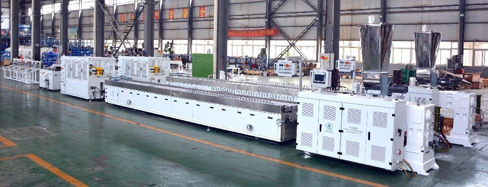 WPC profilato in legno di plastica 240mm PVC a parete schiumato pannello di decrocazione macchina di estrusione 55/120 PVC doppio avvitatore estrusore