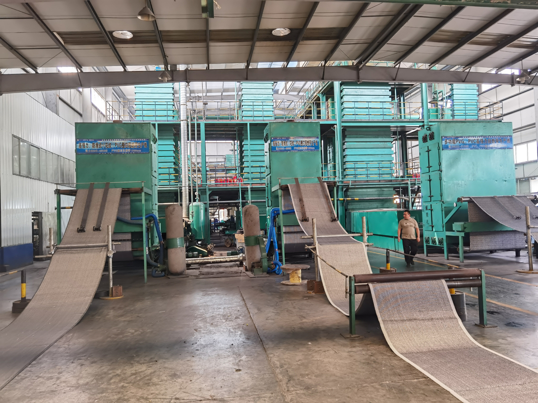 800-1400mm PVC/PVG Coal Mine Conveyor Belt Linea di produzione di risparmio energetico miniera Conveyor Belt Making Machine