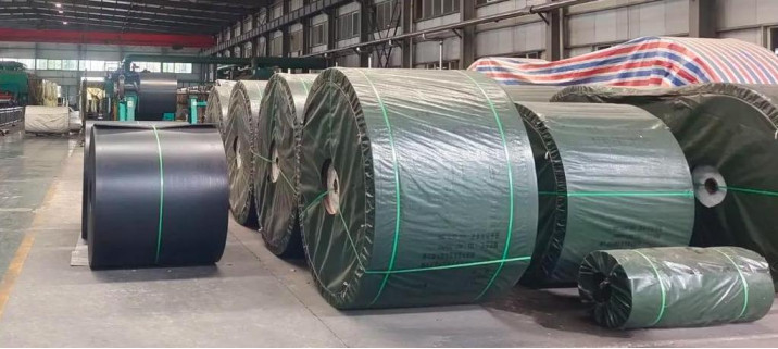 800-1400mm PVC/PVG Coal Mine Conveyor Belt Linea di produzione di risparmio energetico miniera Conveyor Belt Making Machine